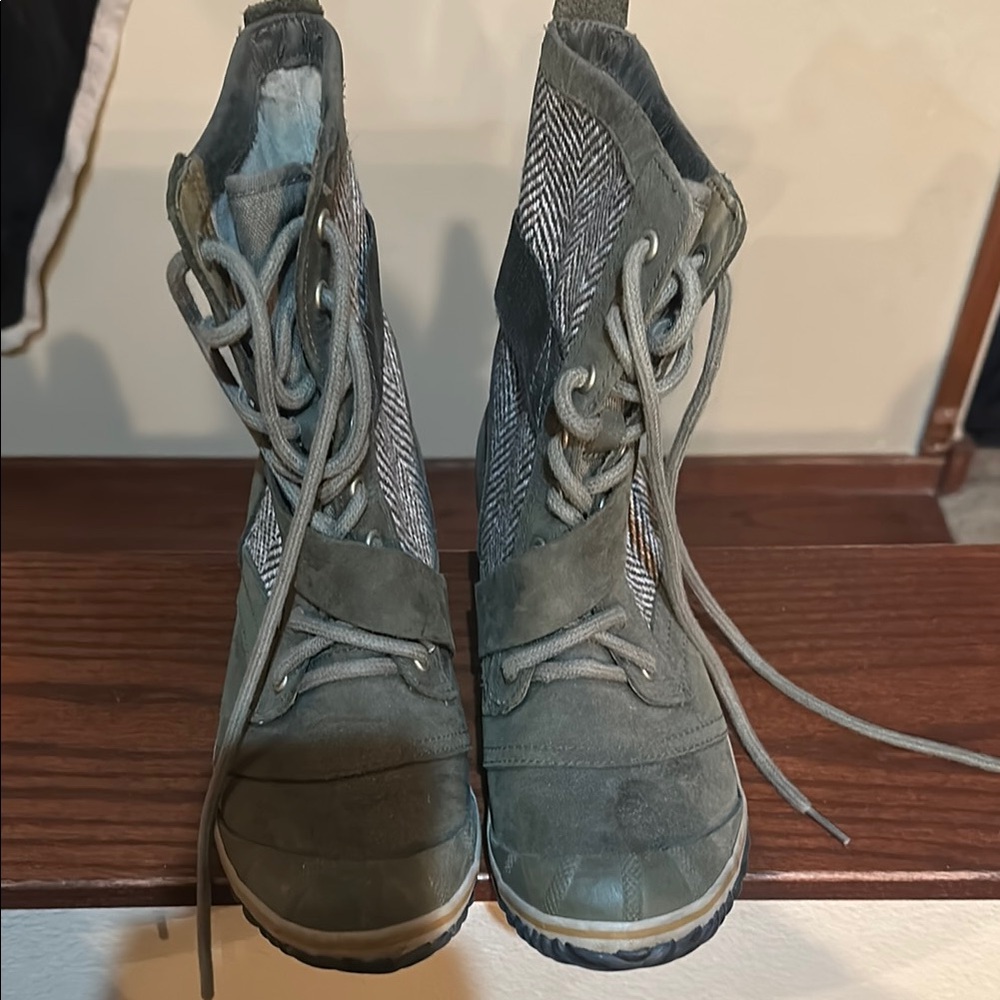 Stylish Women's Sorel Green Boots